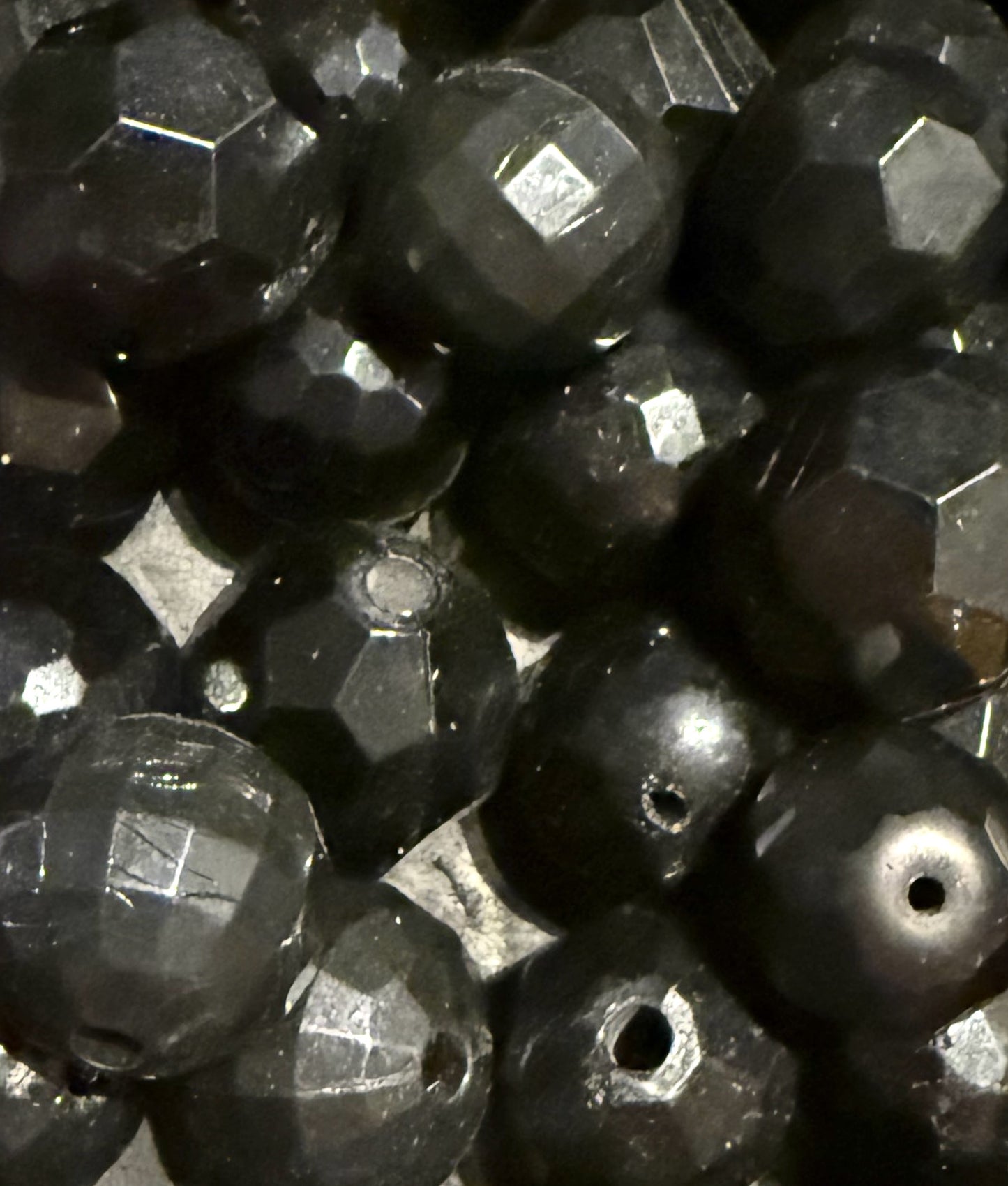 zwarte kunststof kralen