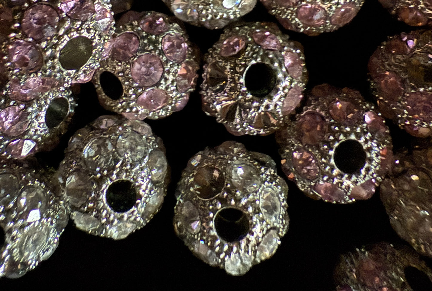 metalen kraal met roze en zilver steentjes