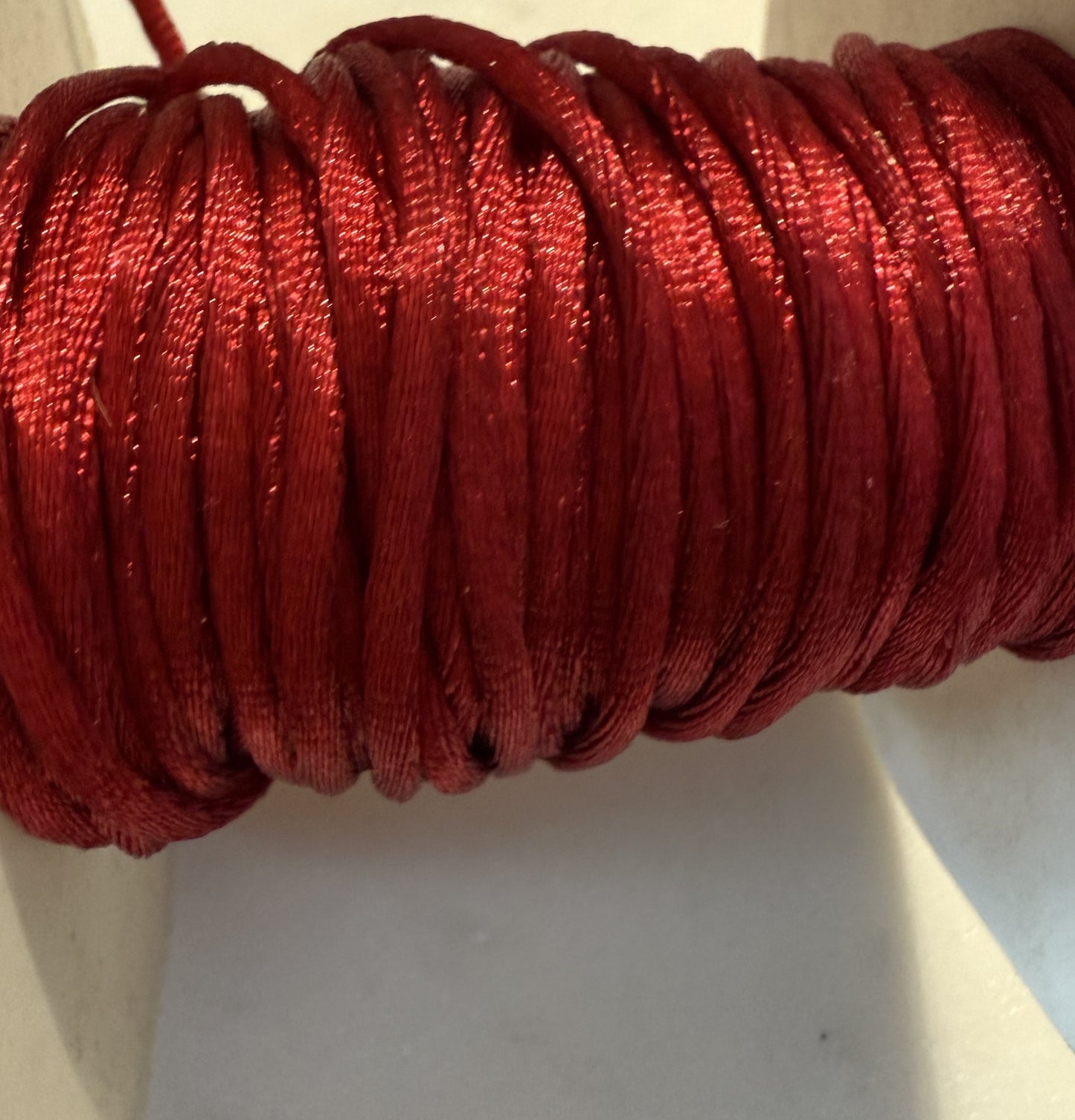 Satijnkoord rood ( prijs is per meter )