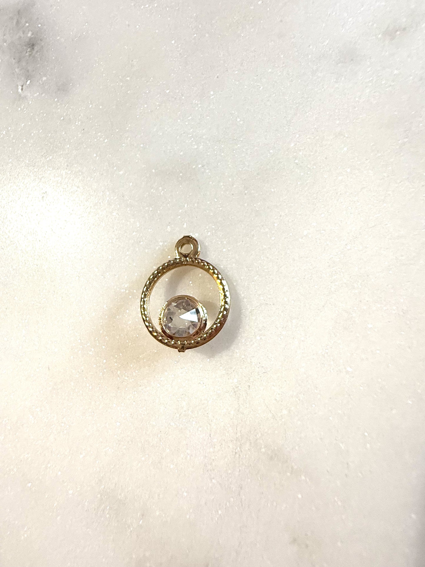 Goud met een doorzichtige steen