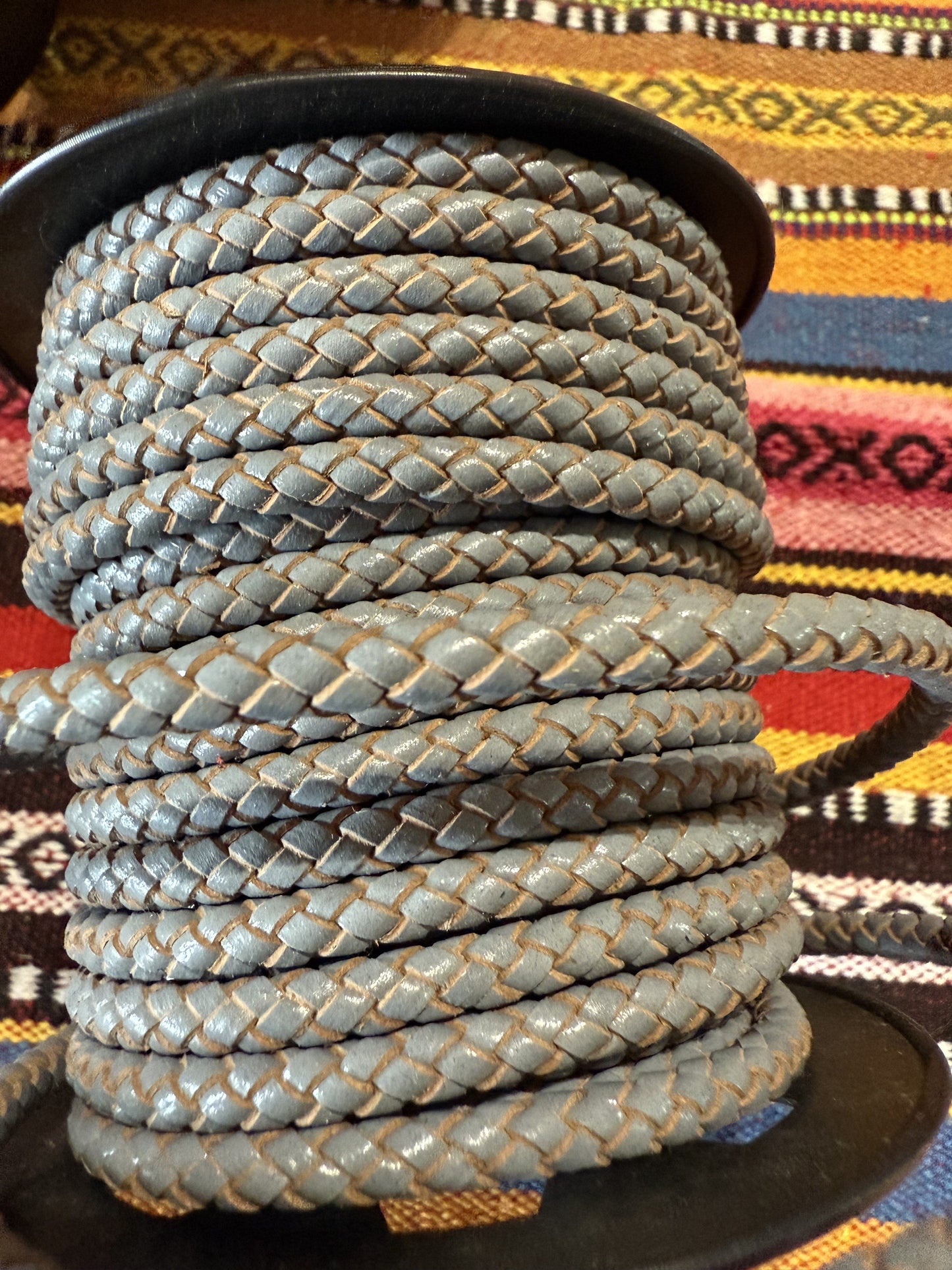 Gevlochten leer Beige/grijs ( prijs is per meter )