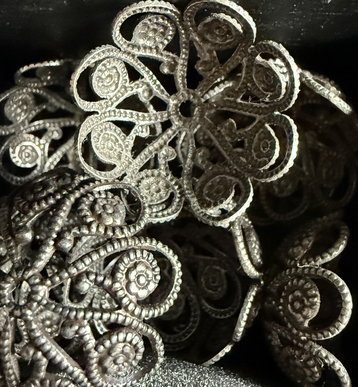 eindkapje donker metaal